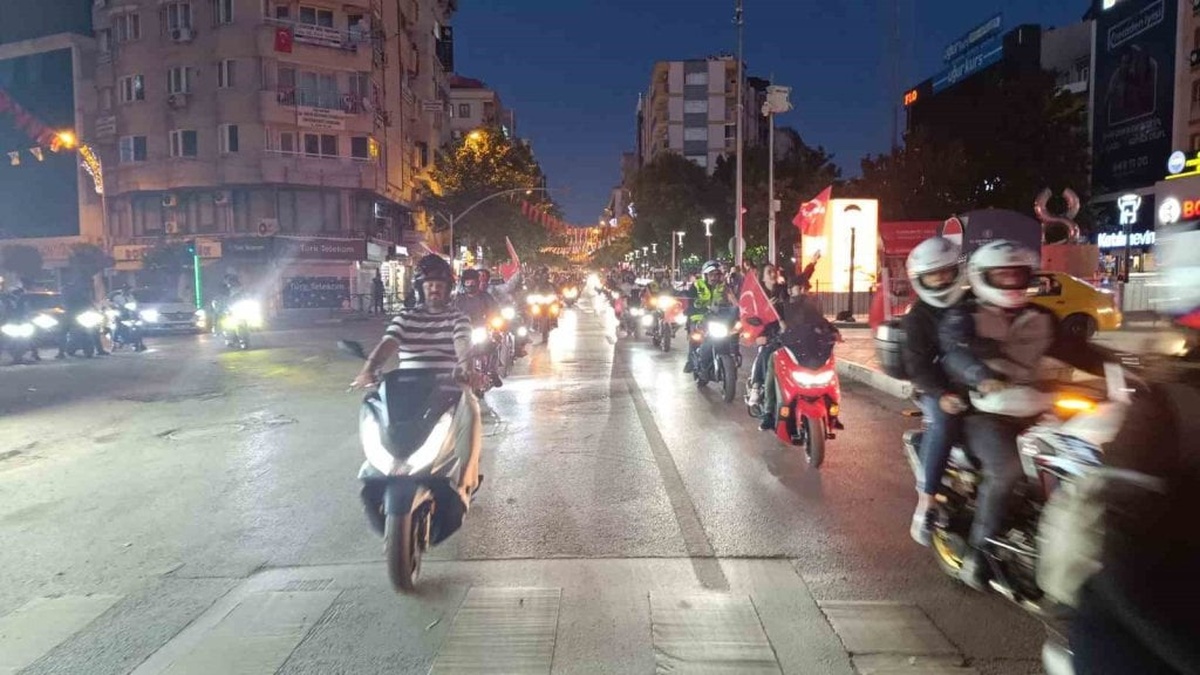 Manisa'da 19 Mayıs coşkusu: Yüzlerce motosikletli şehir turu attı