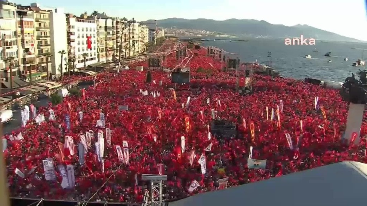 CHP Genel Başkanı Özel, İzmir'de Seda Kaya Ösen'e rozet taktı