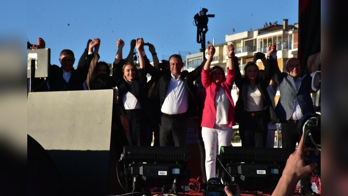 CHP Genel Başkanı Özel İzmir'de: Yasaksız ve vizesiz Türkiye'yi hayata geçireceğiz