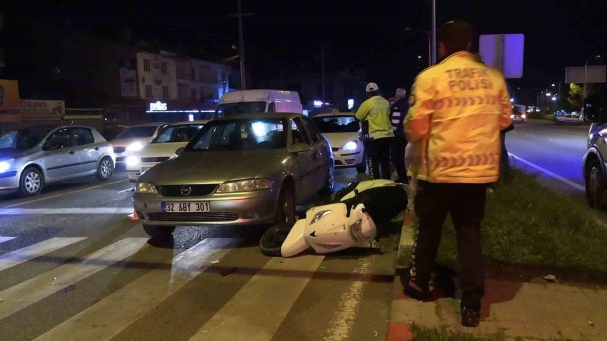 Kütahya'da motosiklet iki otomobile çarptı: 1 yaralı