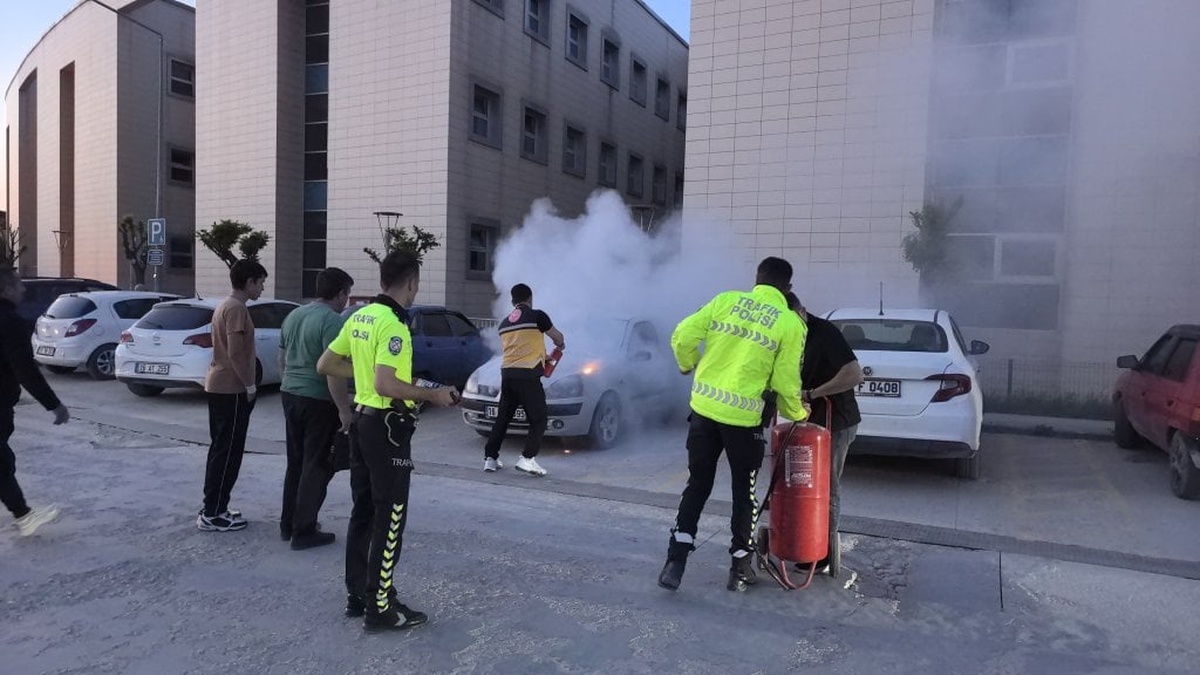 İnegöl Devlet Hastanesi'nde otomobil yangını: Polis ve sağlık ekipleri müdahale etti