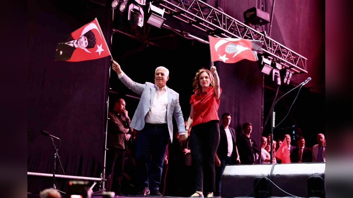 Bursa'da 19 Mayıs coşkusu: Mor ve Ötesi konseriyle gençlik şenlendi