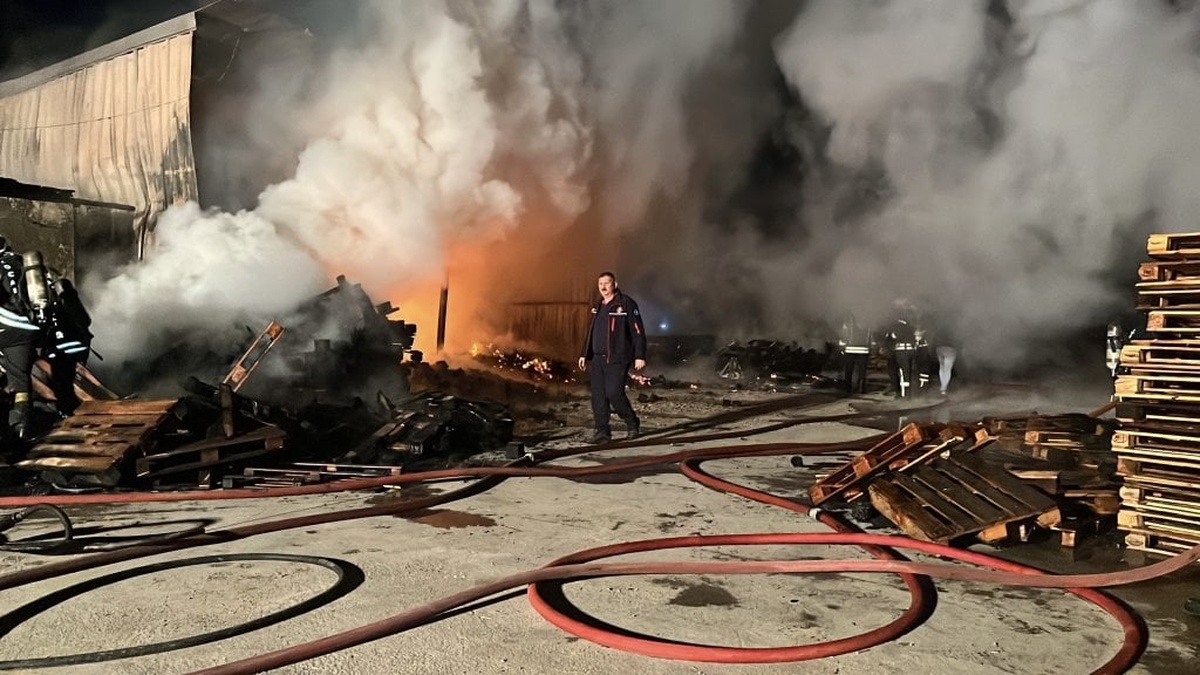 Gebze'de ahşap palet deposunda yangın