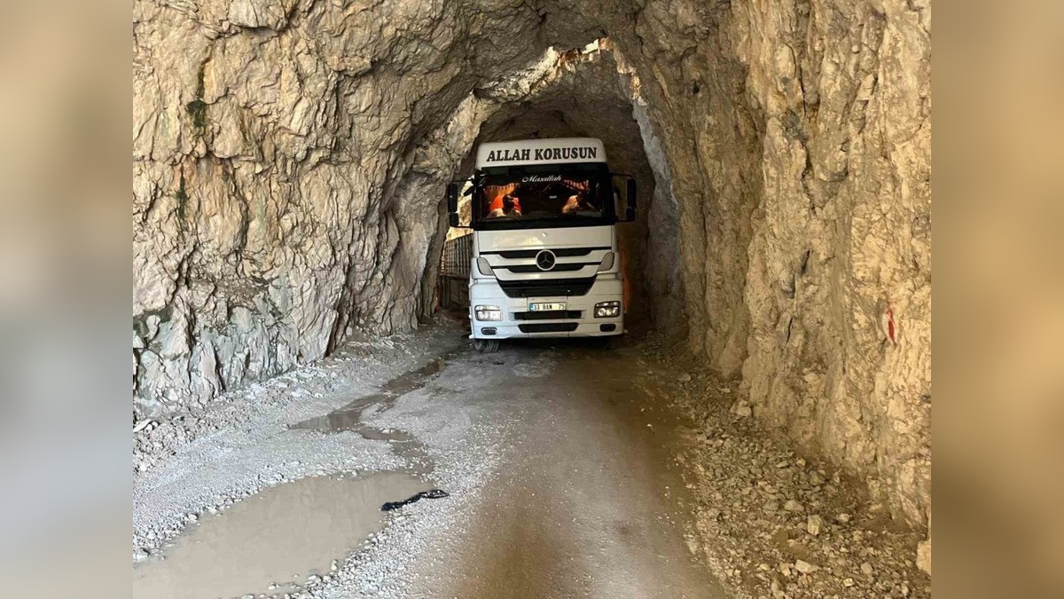Erzincan Kemaliye'de tır tünele sıkıştı: Taş Yolu ulaşıma kapandı