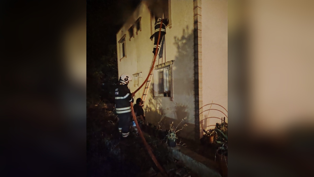 Hatay'da iki katlı evde yangın