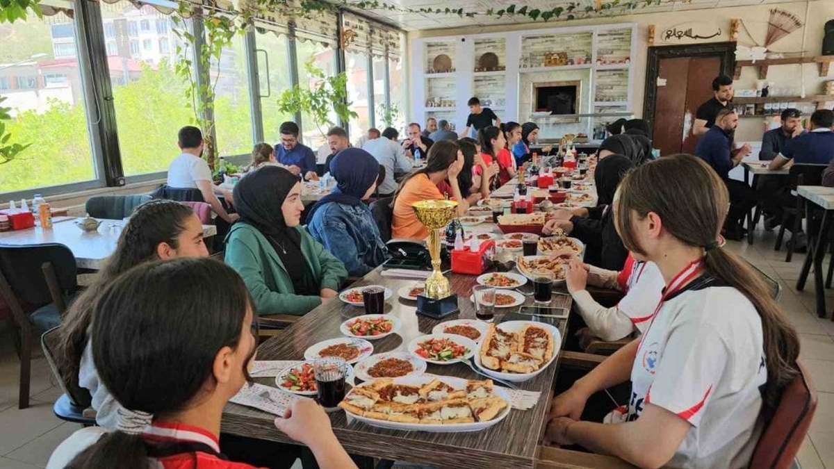 Adilcevaz'da düzenlenen kız voleybol turnuvasında Aydınlar beldesi okulları fırtına gibi esti