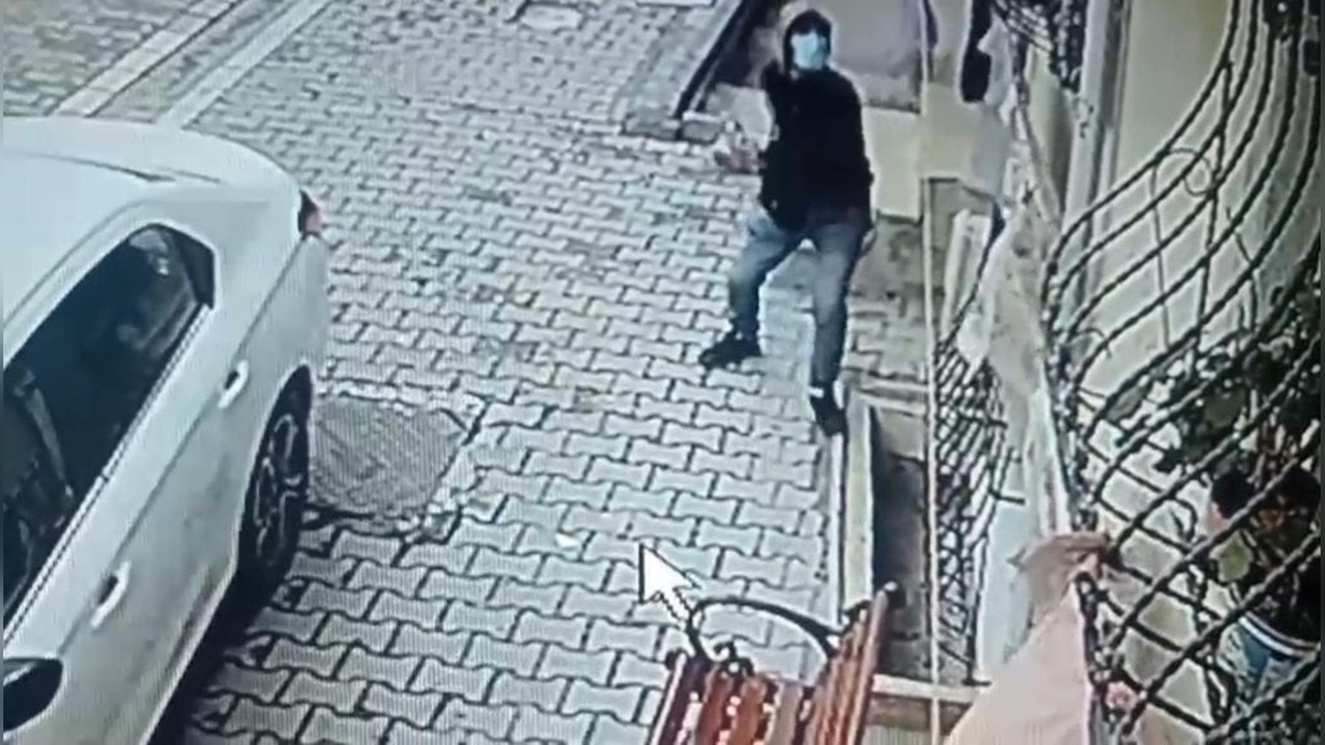 Esenyurt'ta kezzaplı saldırı: Ayrıldığı eşinin babası ve kız kardeşini yaraladı