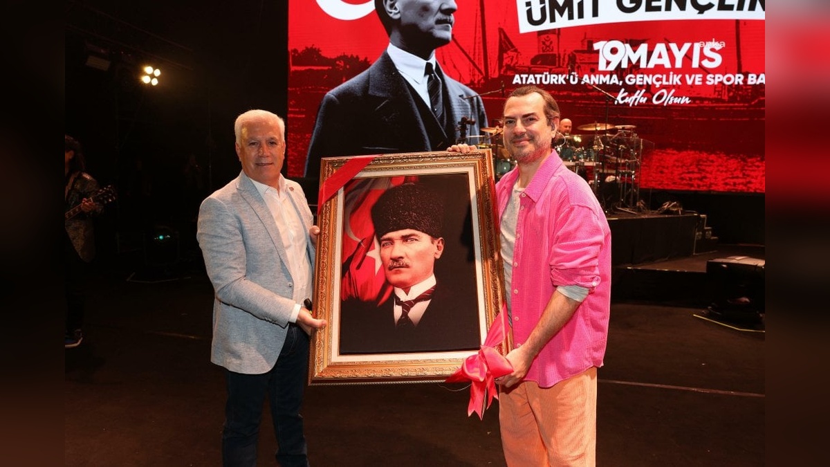 Bursa'da 19 Mayıs coşkusu: Mor ve Ötesi konseriyle 100 bin kişi bayramı kutladı