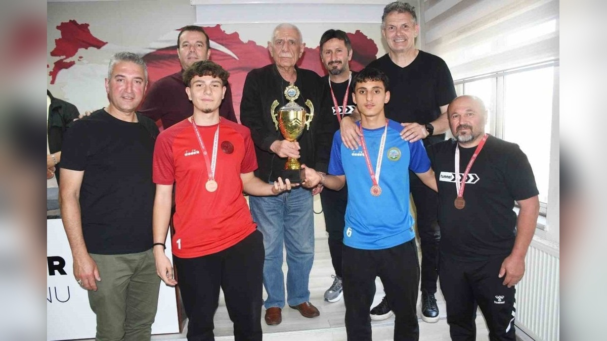 Kayseri Süper U-18 Ligi'nde kupa töreni