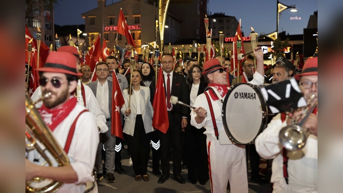 Kütahya Belediyesi'nden 19 Mayıs fener alayı
