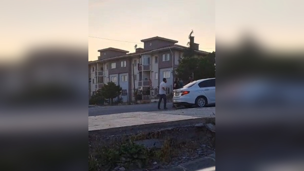 Arnavutköy'de yol verme kavgası kamerada