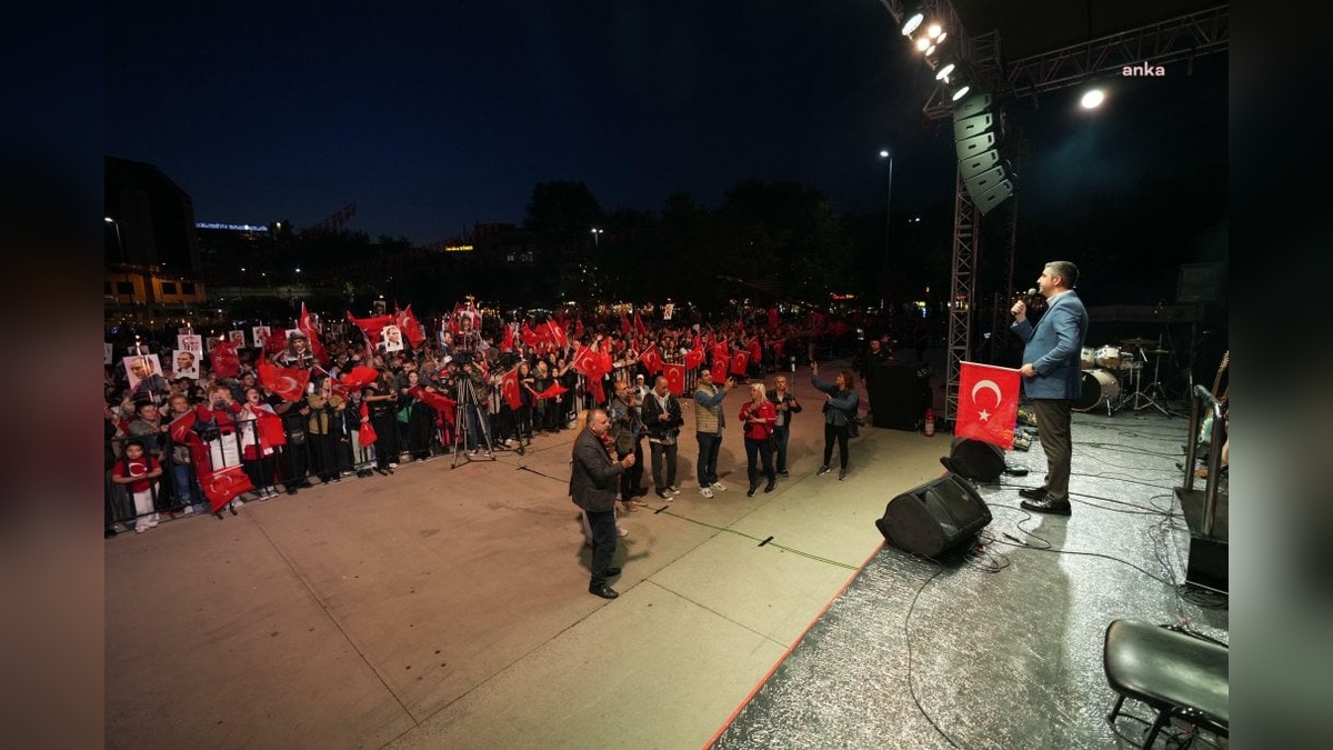 Kartal'da 19 Mayıs coşkusu: Başkan Yüksel, 10. Yıl Marşı’nı yönetti