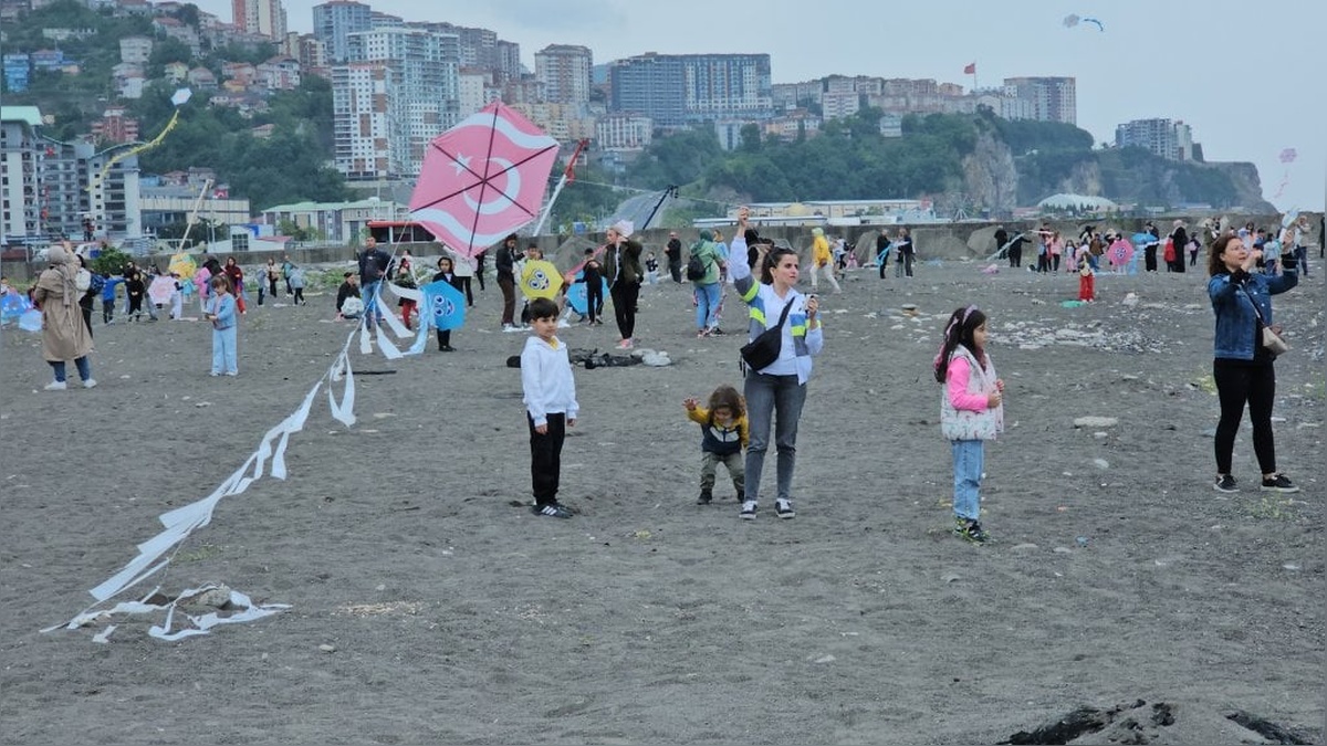 Zonguldak'ta uçurtma şenliği yağmura teslim oldu