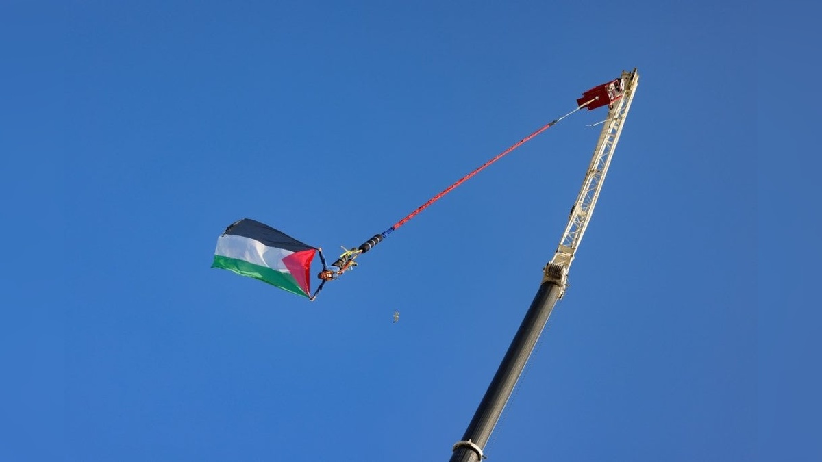 Kocaeli'de 70 metrede Filistin bayrağı açıldı