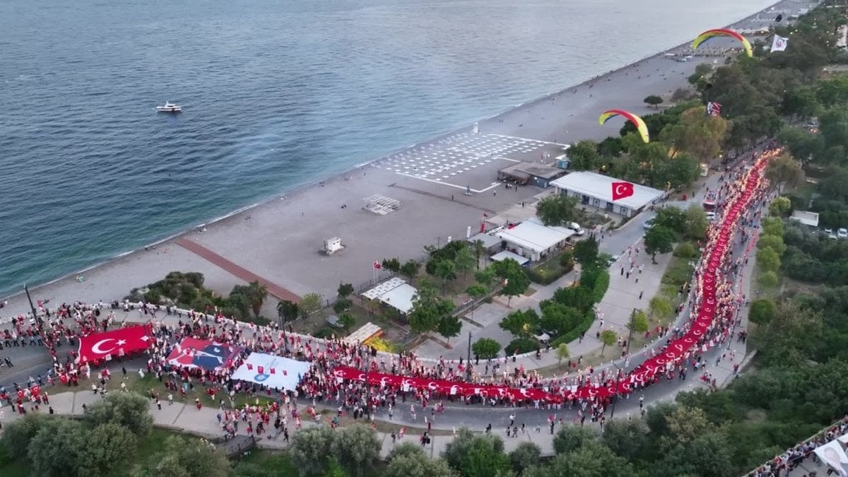 Antalya Büyükşehir Belediyesi'nden coşkulu 19 Mayıs kutlaması: Ceza konseriyle gençlik coştu