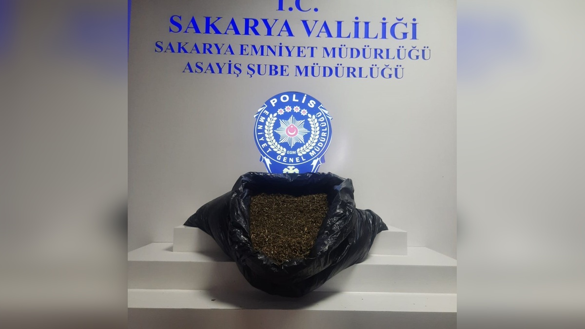 Sakarya'da 10 yıl hapis cezasıyla aranan şüpheli, 3 kilo sentetik uyuşturucuyla yakalandı
