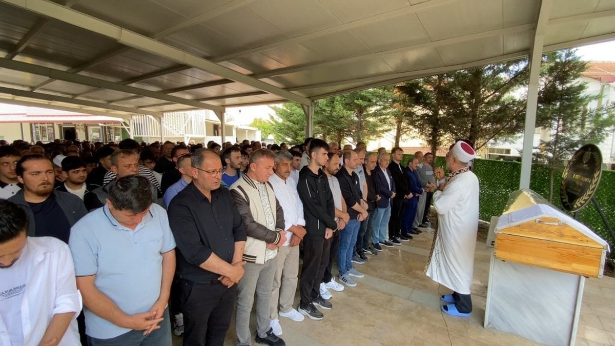 İzmit'te derede boğulan 16 yaşındaki Arda Kürkan toprağa verildi