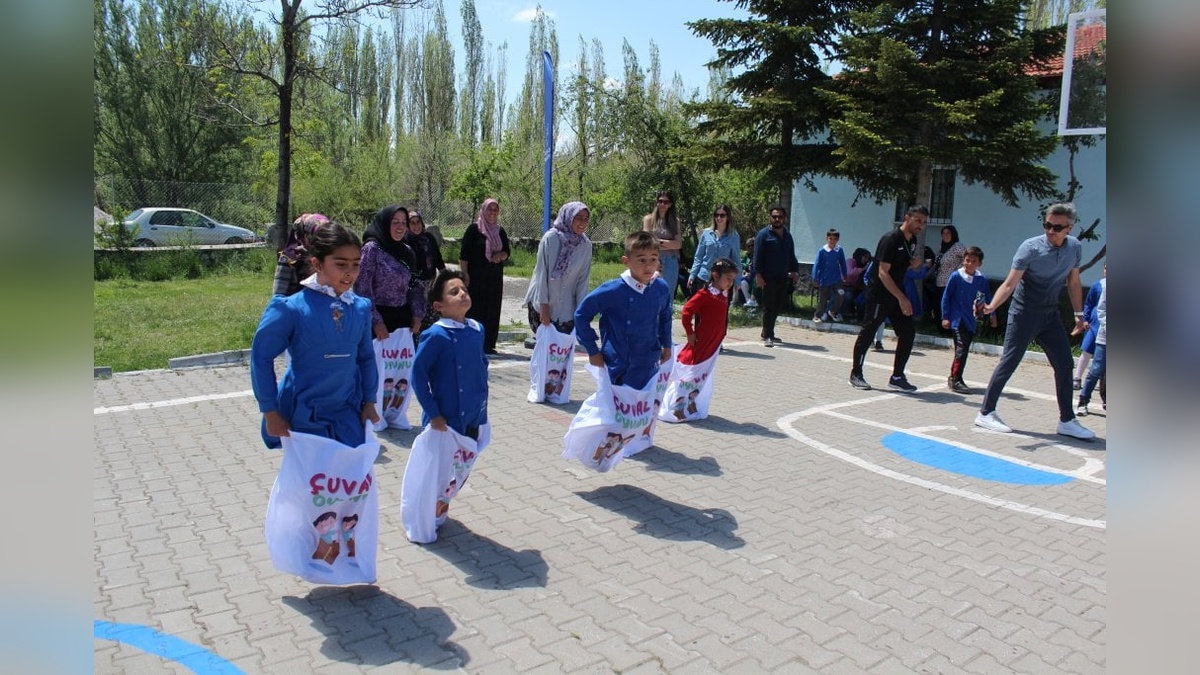 Aksaray'da geleneksel çocuk oyunları renkli görüntülere sahne oldu: Anadolu Sultanları da katıldı