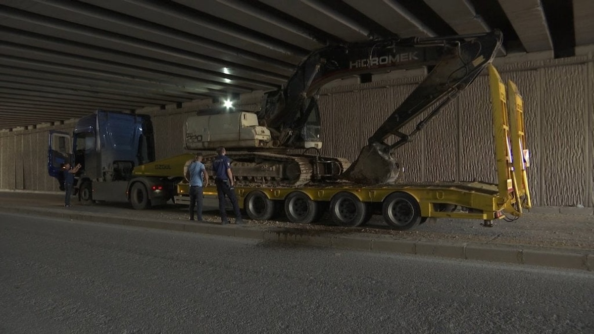 Elazığ'da TIR alt geçitte mahsur kaldı