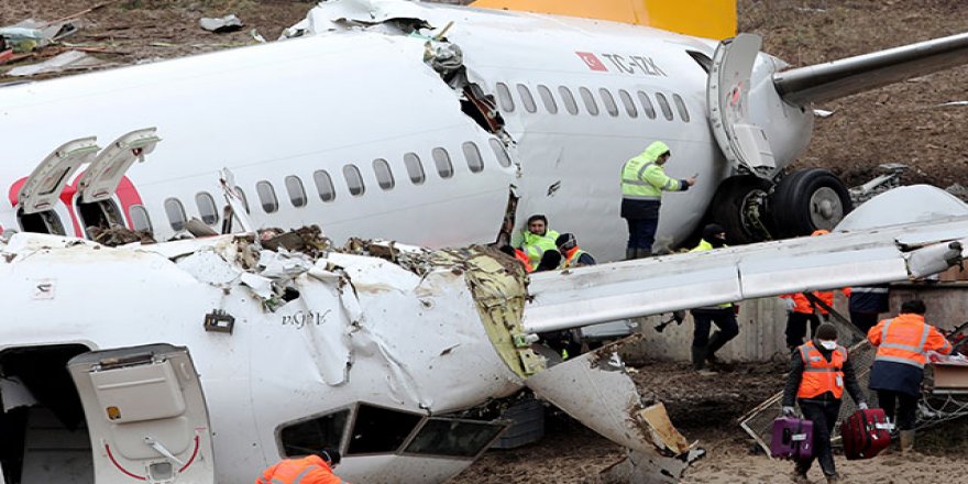 Uçaktan yolcuların valizleri çıkarılıyor