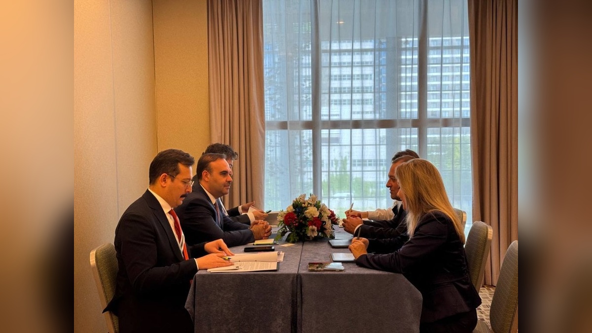 Bakan Kacır, Polonya'da ikili görüşmeler gerçekleştirdi