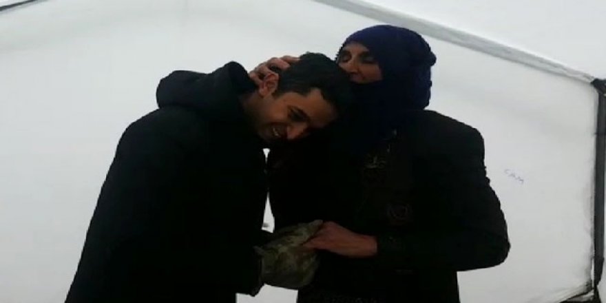 Depremzede, ihtiyacını karşılayan kaymakamı başından öptü