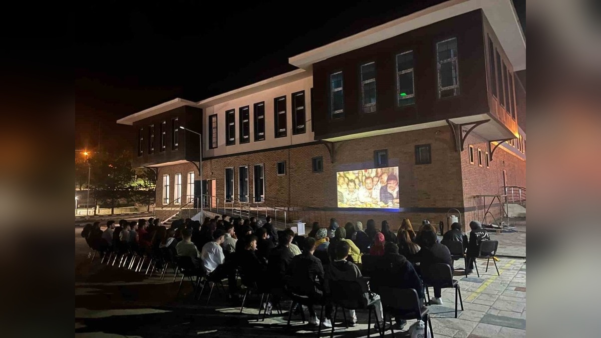 Refahiye'de gençlik haftası açık hava sinemasıyla kutlandı