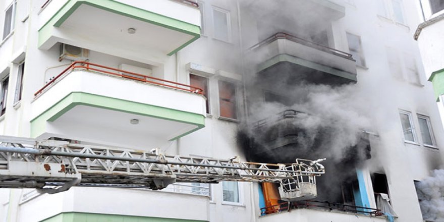 Alanya'da 2 dairede yangın; ev sahibi, alevler arasından kurtarıldı
