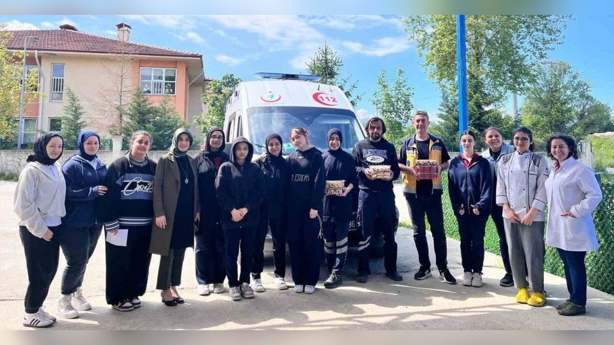Düzce'de lise öğrencilerinden sağlık çalışanlarına anlamlı ziyaret