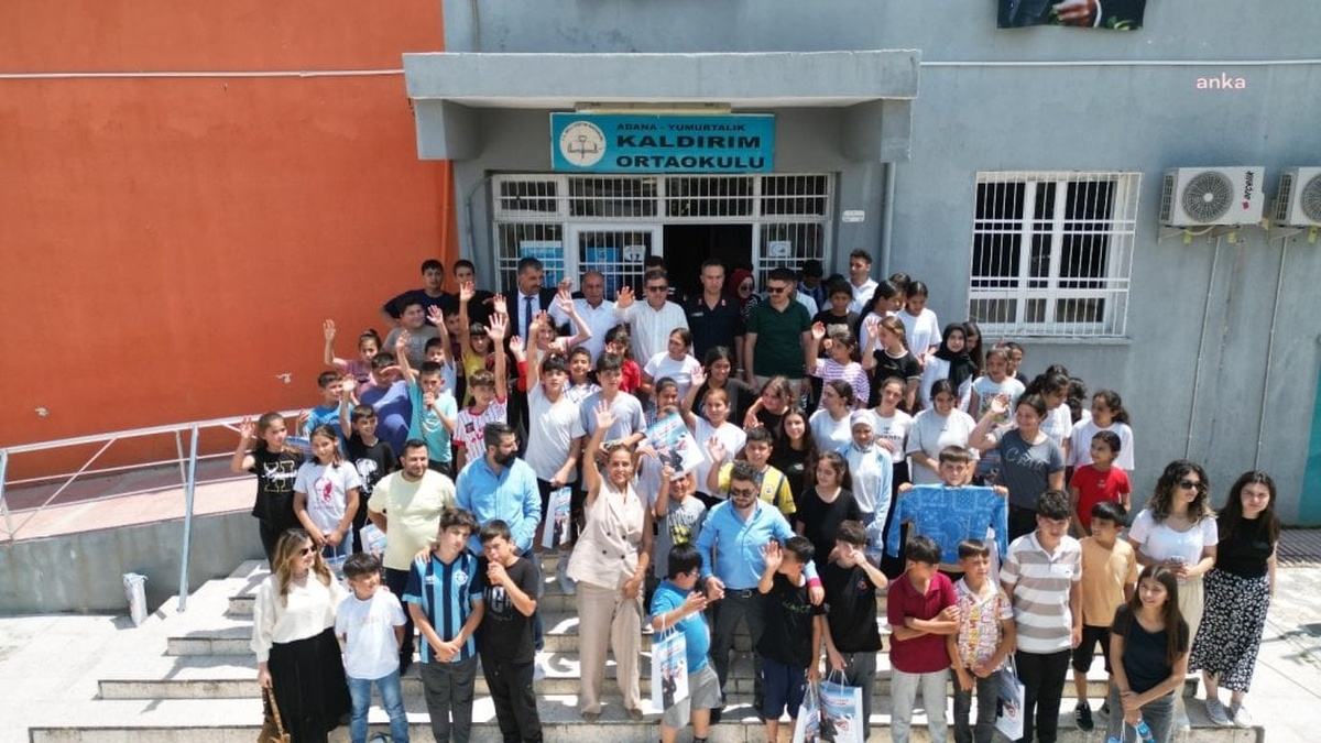 Yumurtalık Belediye Başkanı Altıok, öğrencilerle 19 Mayıs coşkusunu paylaştı