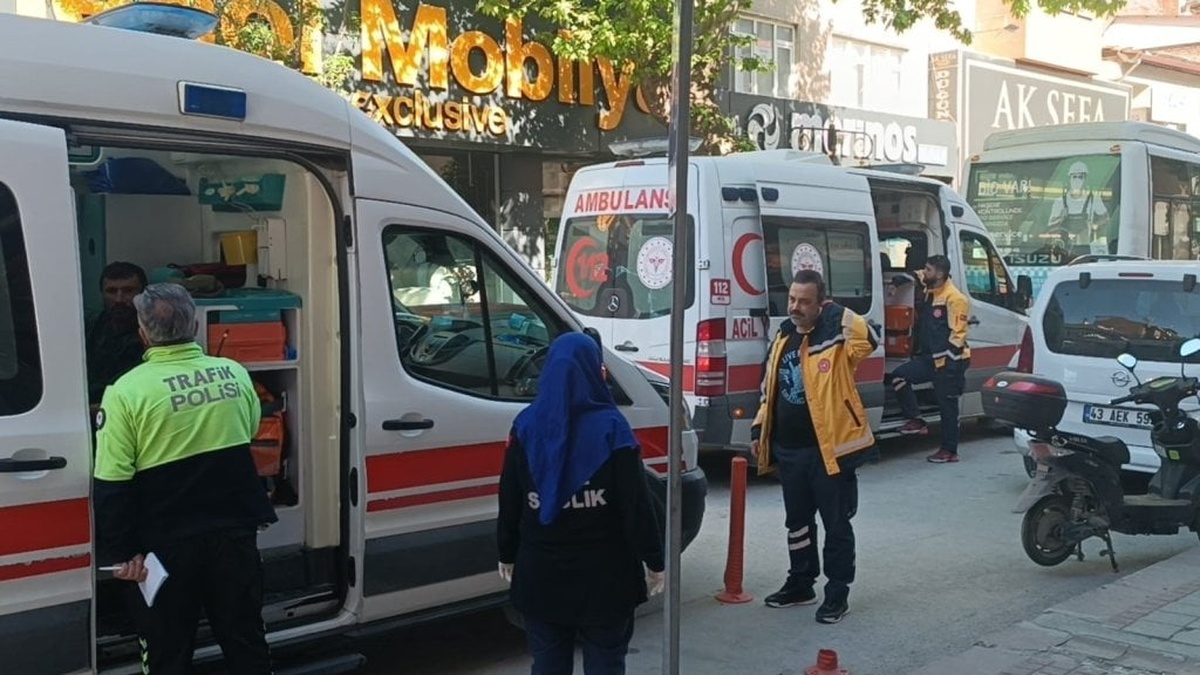 Kütahya'da otobüs ile elektrikli bisiklet çarpıştı: 3 yaralı
