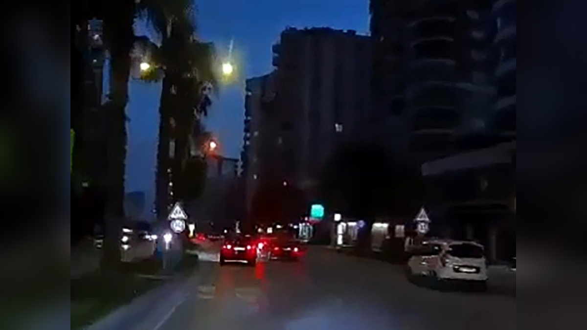 Adana'da ehliyetsiz sürücü makas atarken 4 araca çarptı