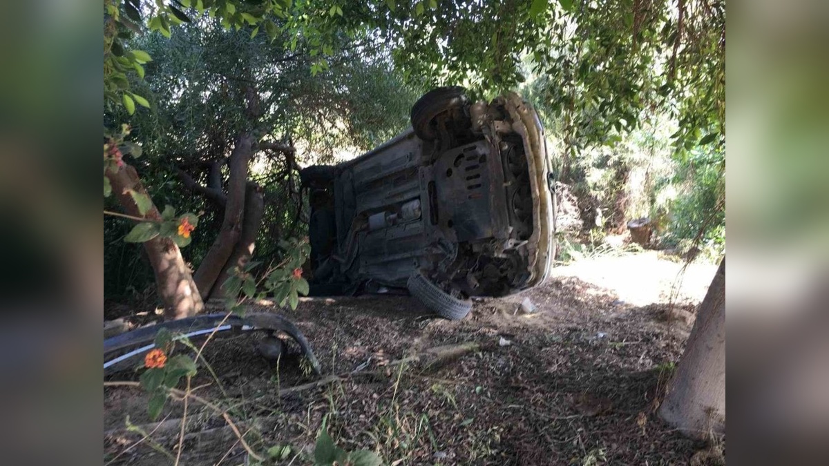 Erdemli'de kaza: Otomobil bahçeye savruldu, sürücü yaralandı