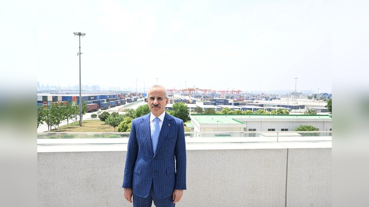 Bakan Uraloğlu, Çin'de lojistik merkezi ziyaret etti