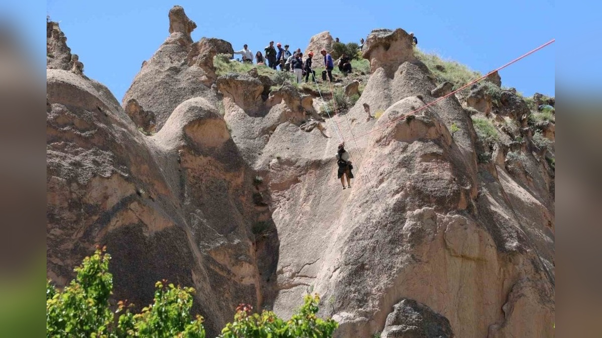 Nevşehir'de sıcak hava balonu peri bacalarına iniş yaptı: Turistler kurtarıldı