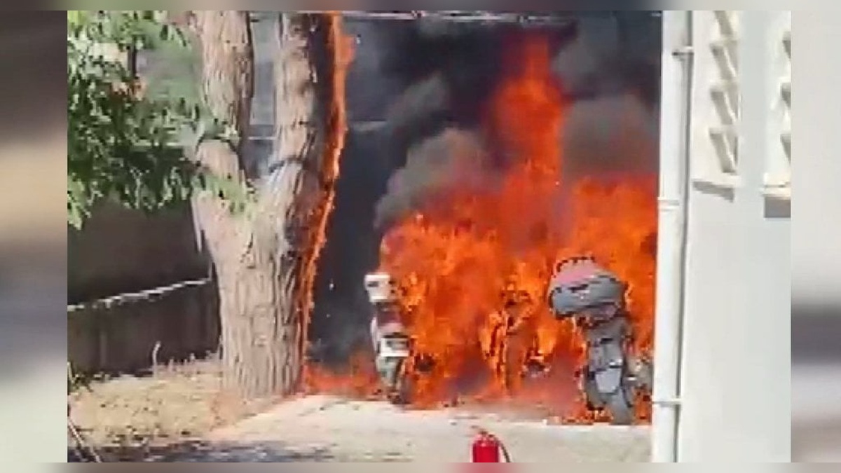 Mustafakemalpaşa'da 6 motosiklet yandı