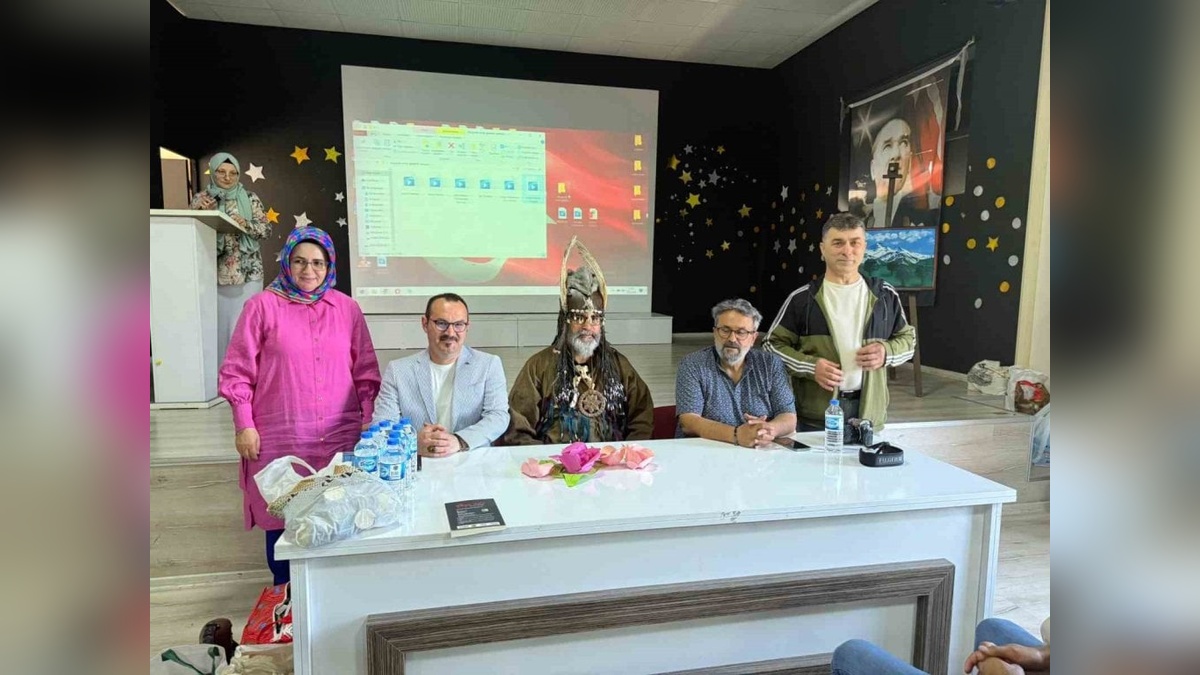 Samsun'da 'Okuyarak İnsan, Gezerek Samsun' projesi kapsamında yazar-okur buluşması