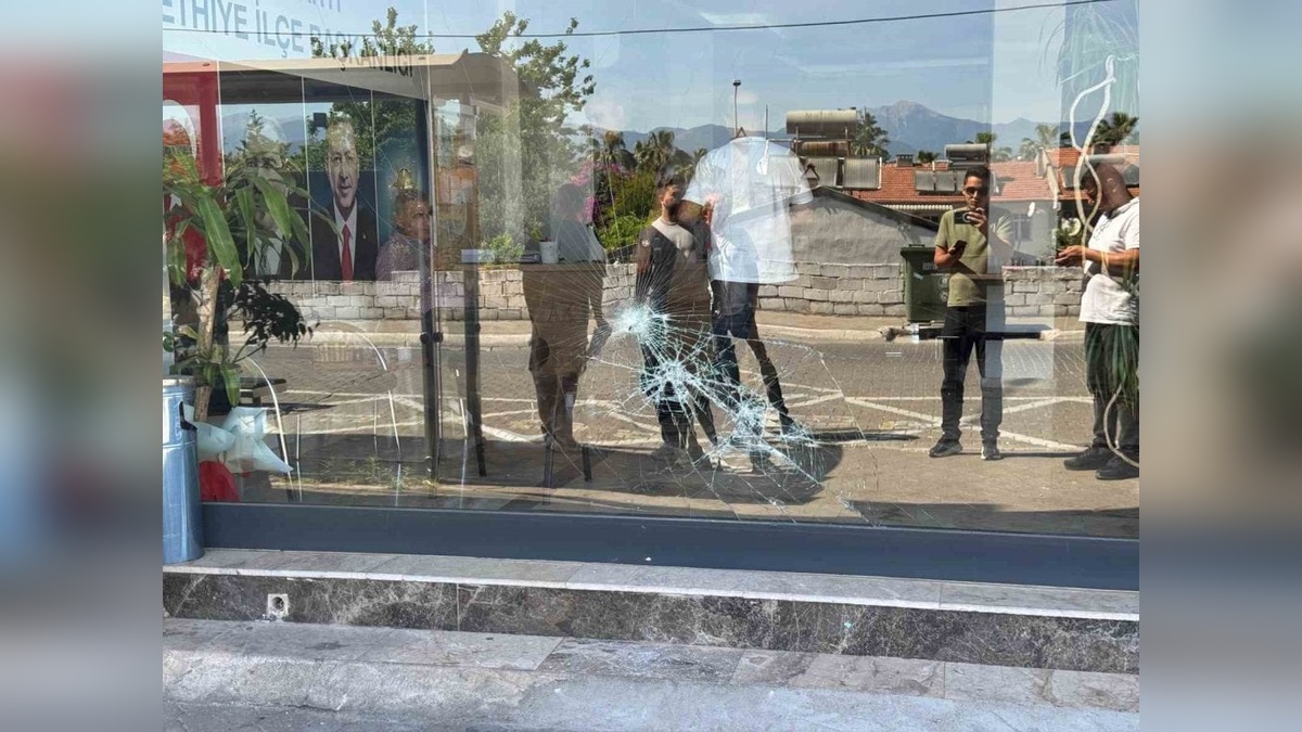 Fethiye'de AK Parti binasına taşlı saldırı