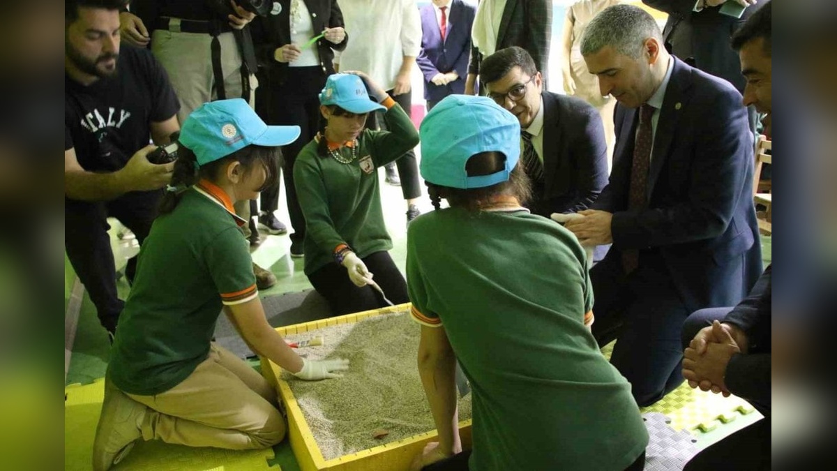 Uşak Valisi Aktaş ve öğrenciler Müzeler Haftası'nda Uşak Müzesi'ni ziyaret etti