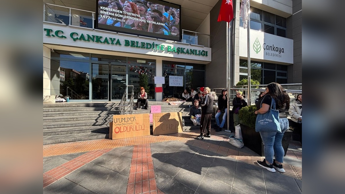 Çankaya Belediyesi önünde hayvanseverlerden 'aşırı doz' protestosu