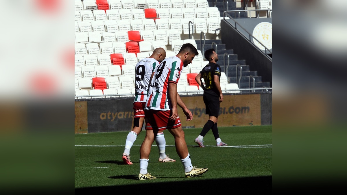 Karşıyaka'da Play-Off hüsranı: Taraftarlar ve futbolcular karşı karşıya