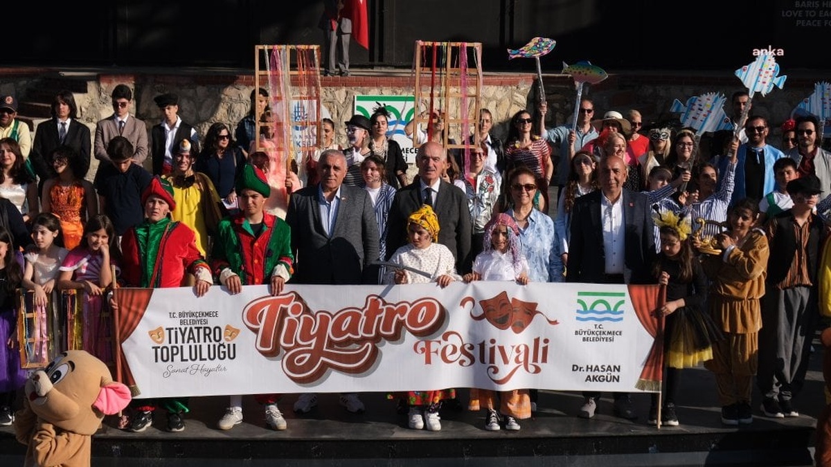 Büyükçekmece Tiyatro Festivali başladı: Renkli kortej yürüyüşüyle perdeler açıldı