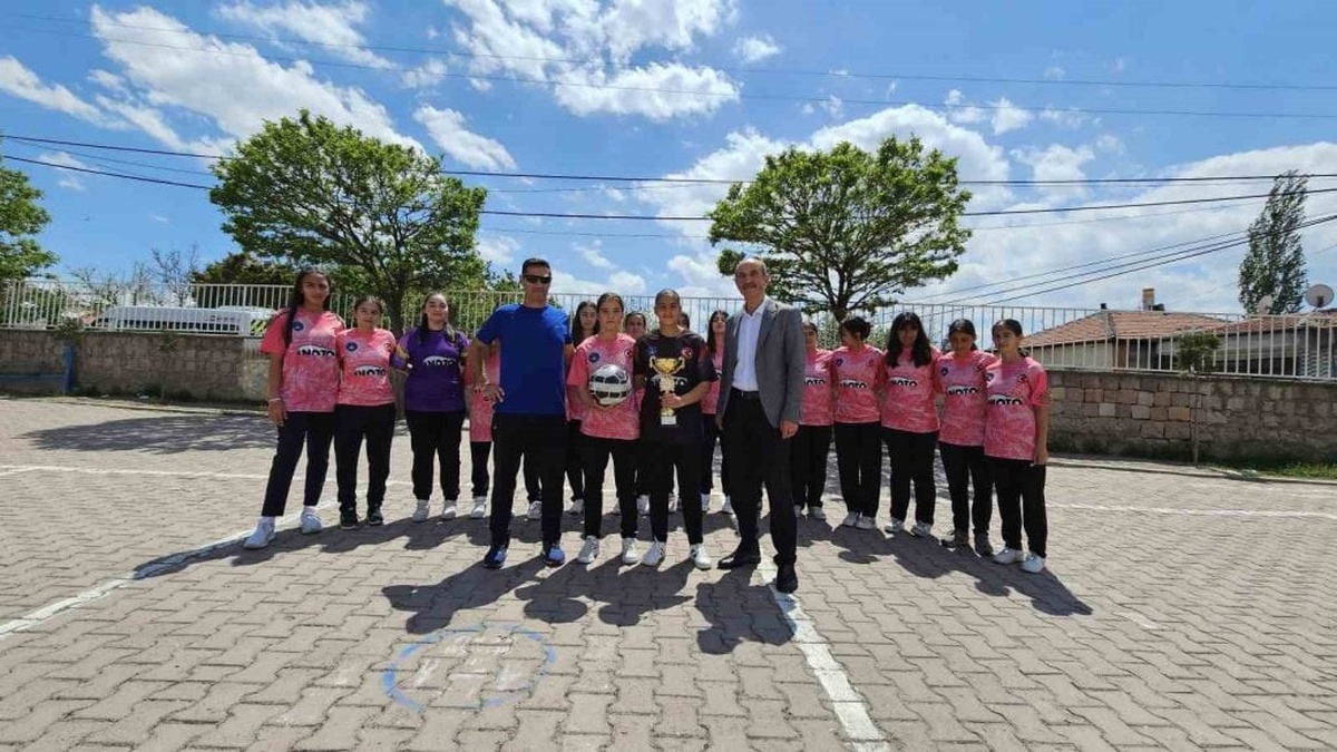 Gazioğlu Ortaokulu kız futbol takımı, Türkiye şampiyonasına hazırlanıyor