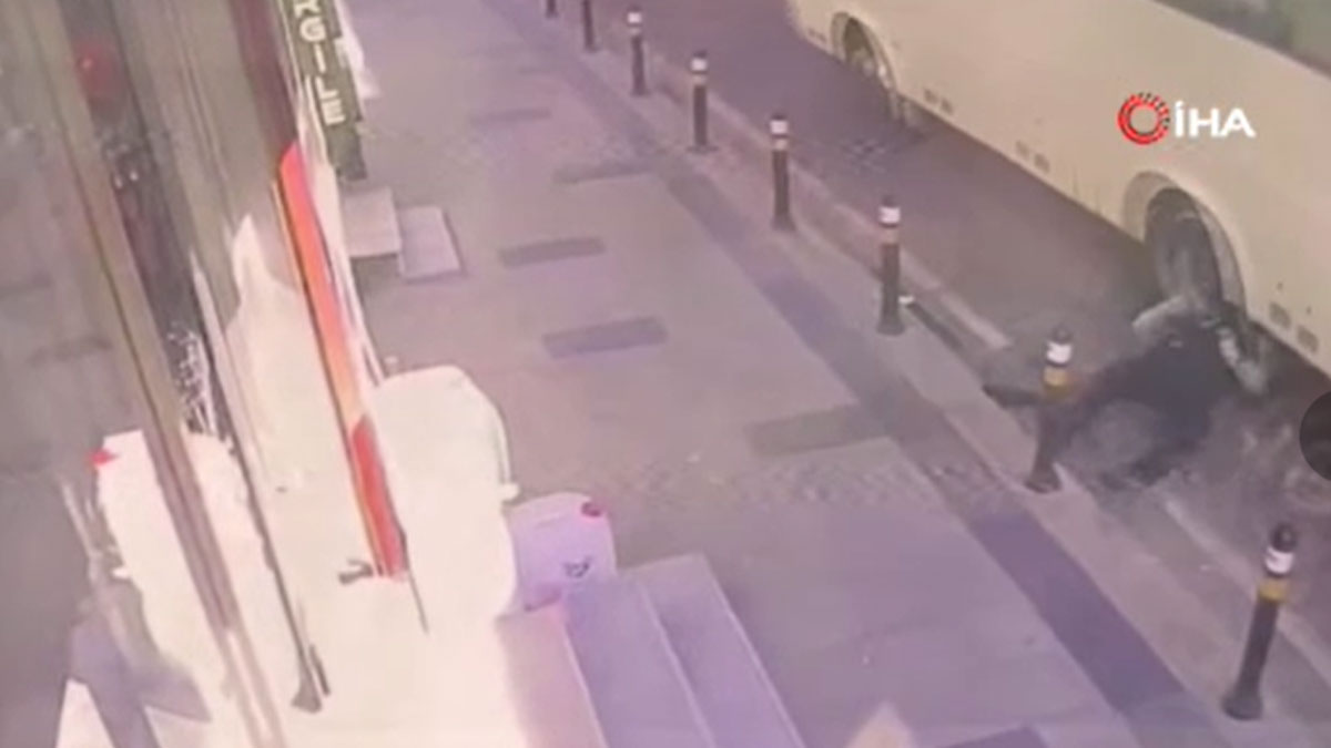 Küçükçekmece'de fenalaşıp yere yığılan adamın üzerinden servis aracı geçti