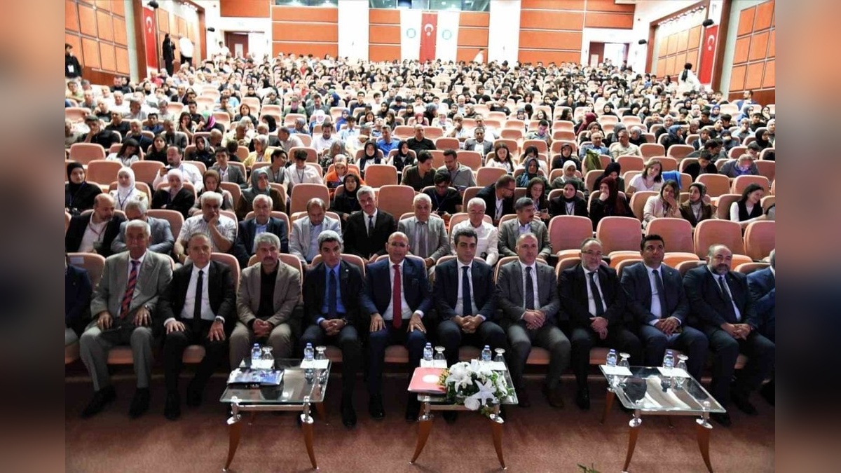 Malatya'da uluslararası İmam Hatip öğrencileri sempozyumu başladı