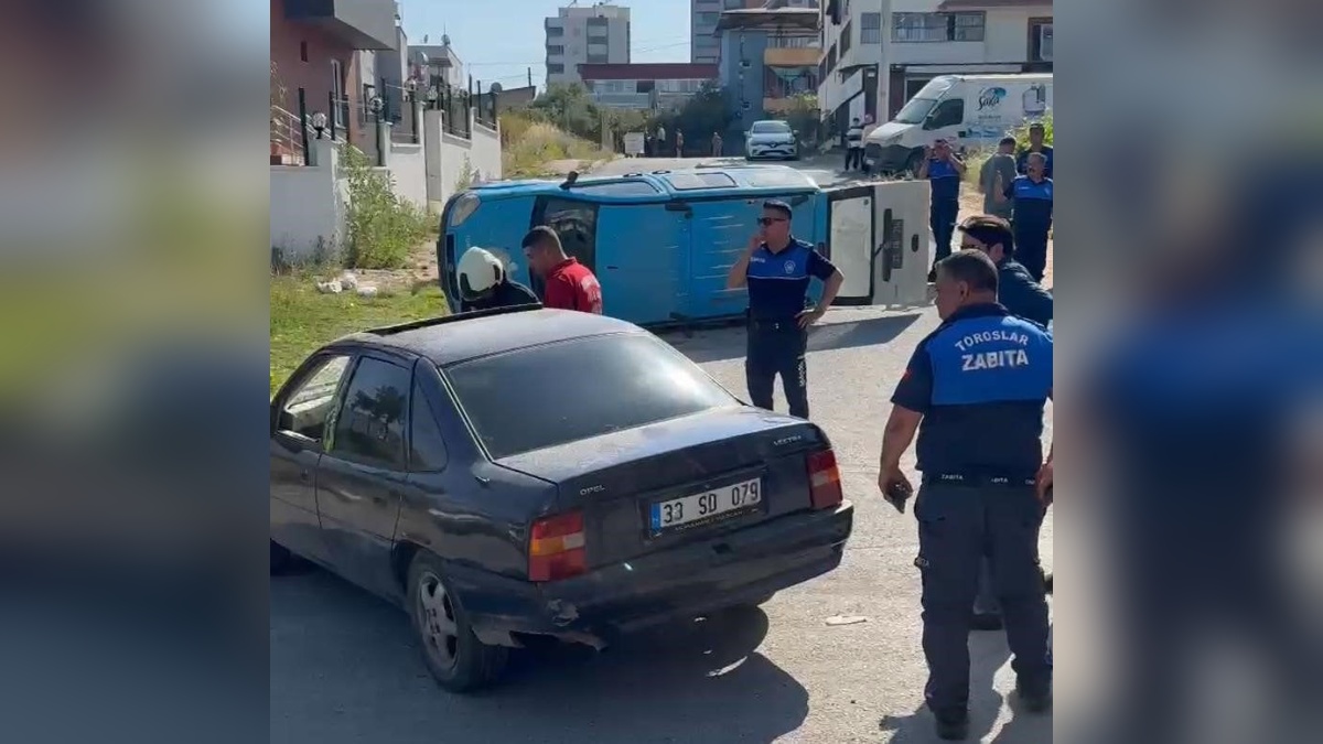 Mersin'de trafik kazası: Zabıta aracı devrildi, 2 yaralı