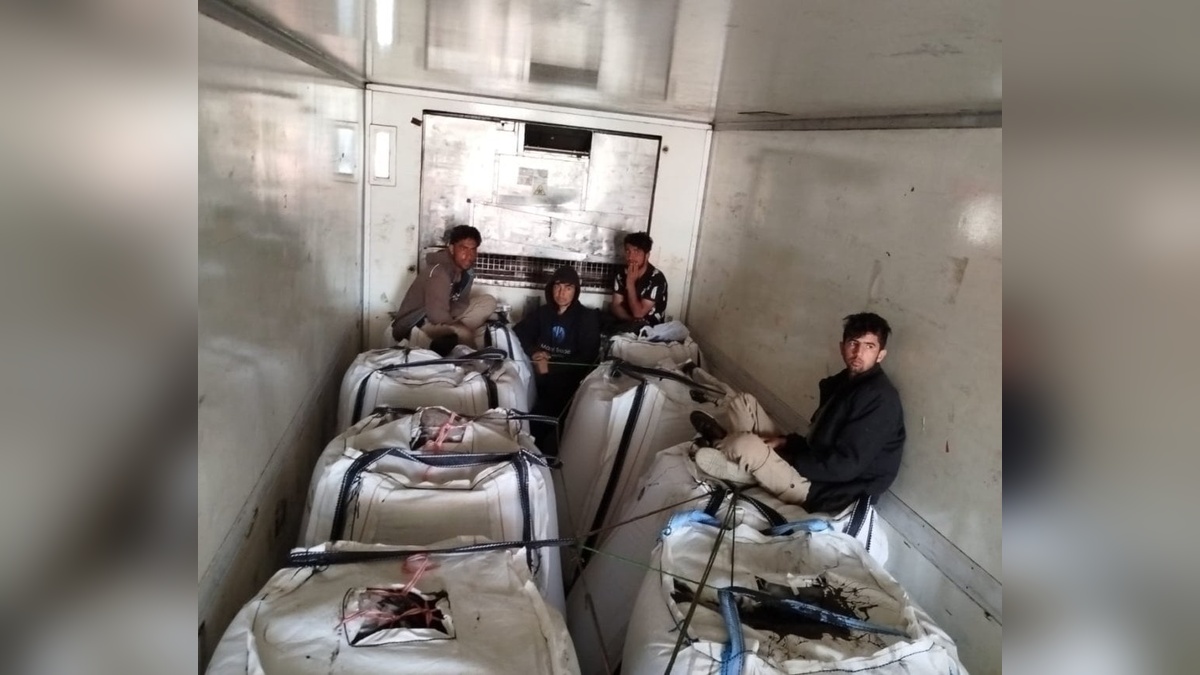 Suşehri'nde iki TIR'da 7 düzensiz göçmen yakalandı