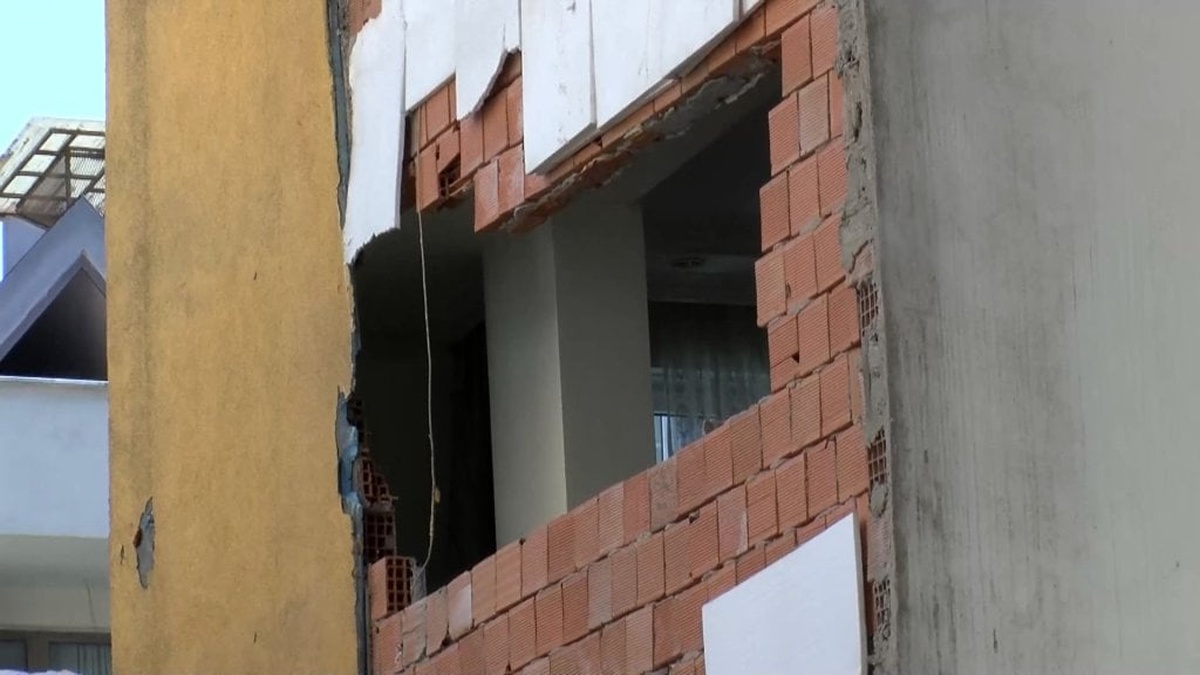 Fatih'te moloz kaldırma kazası: Yan binanın duvarı yıkıldı