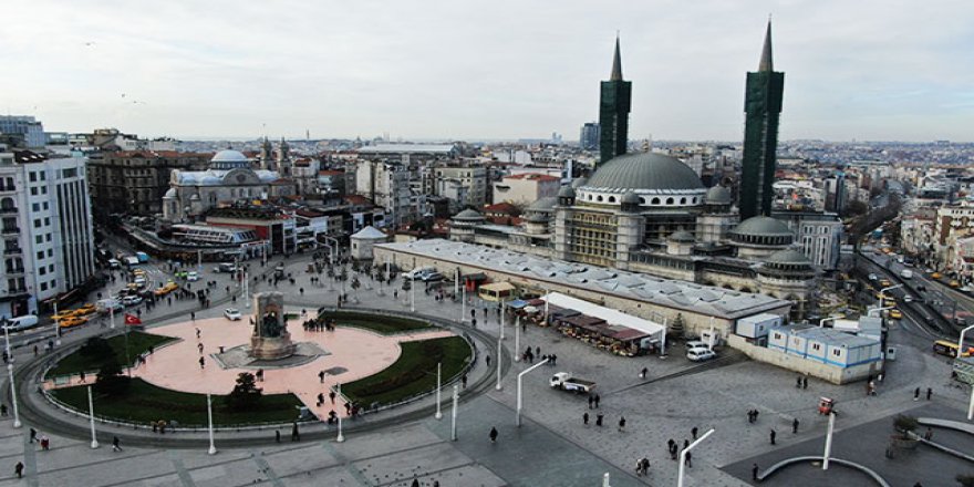 Taksim Camisi'nin pencere camları takılıyor