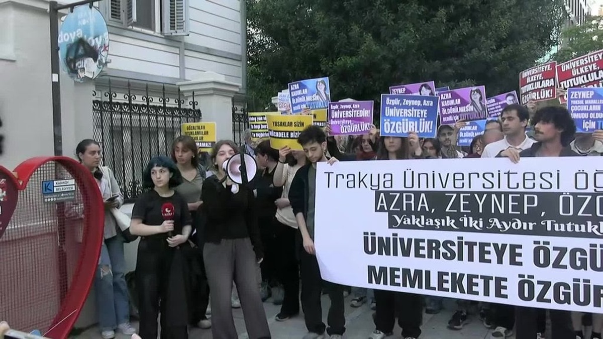 Kadıköy'de tutuklu öğrenciler için eylem: Ülke monarşiye dönmesin diye mücadele ediyoruz